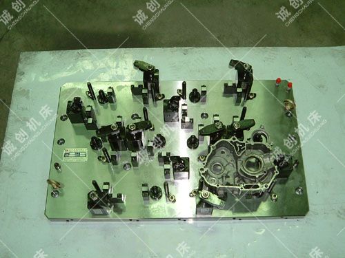 左右（yòu）箱體外側夾具